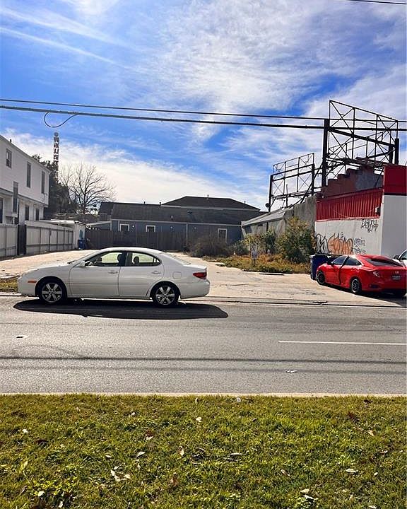 2nd image of 2656 Banks St