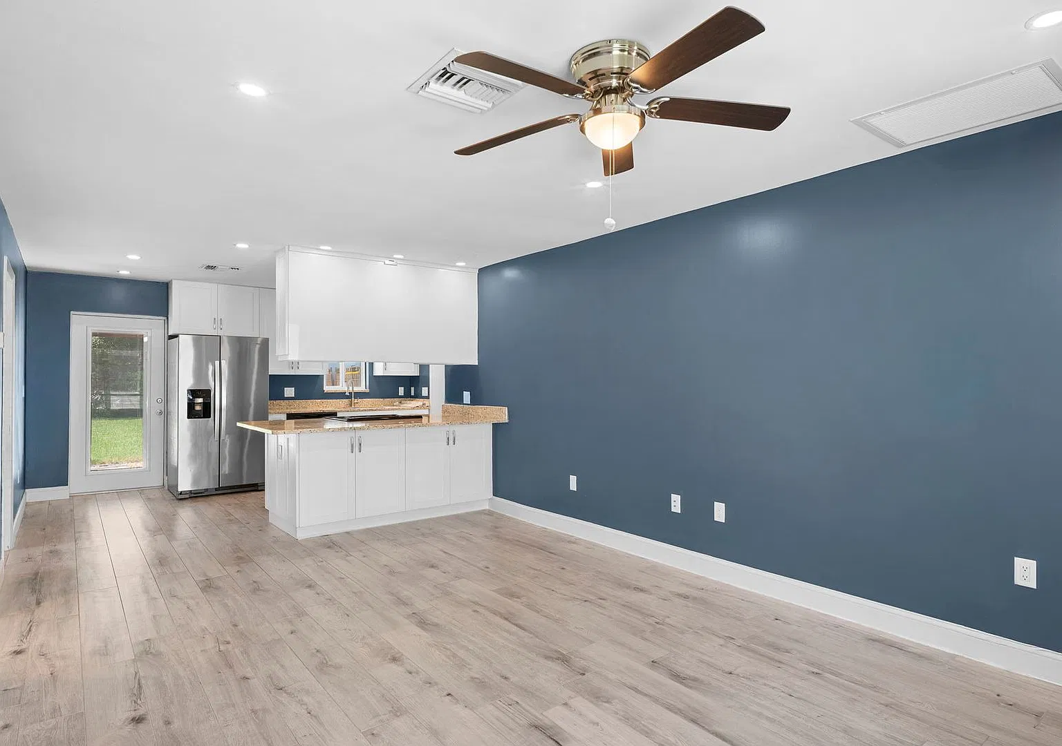 Renovated 3 Bed, 2 Bath Annual Rental in Naples Park — Photo 4