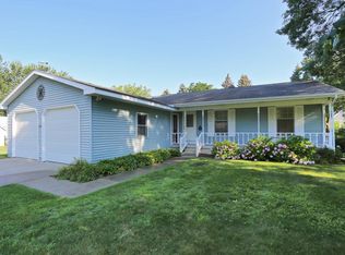 15921 Vinecrest Ave, Spring Lake, MI 49456