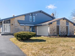 2531 W Glenbrook Ln, Mequon, WI 53092