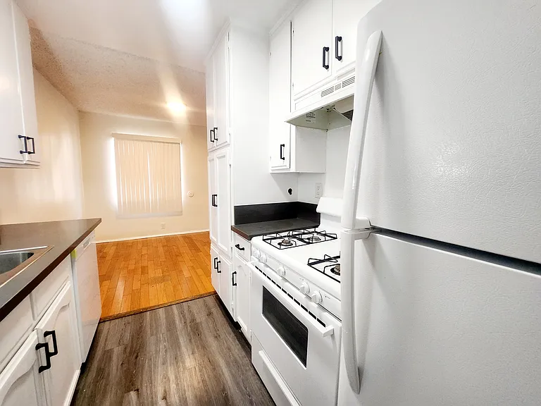 425 N Hobart Blvd — Photo 38