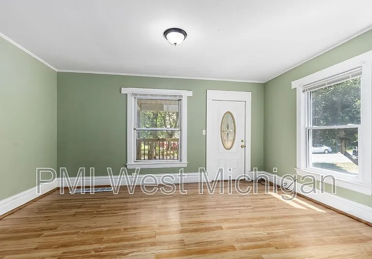 1051 Pine Ave NW — Photo 7