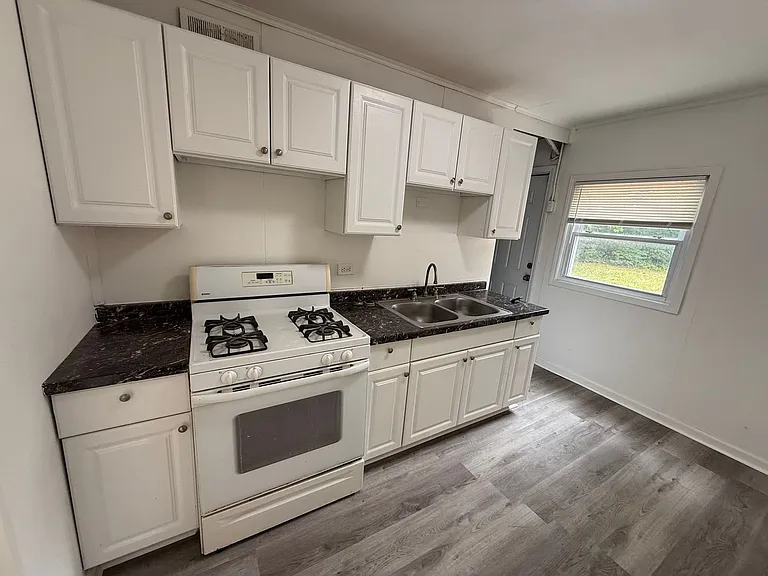15615 Lotus Dr — Photo 2