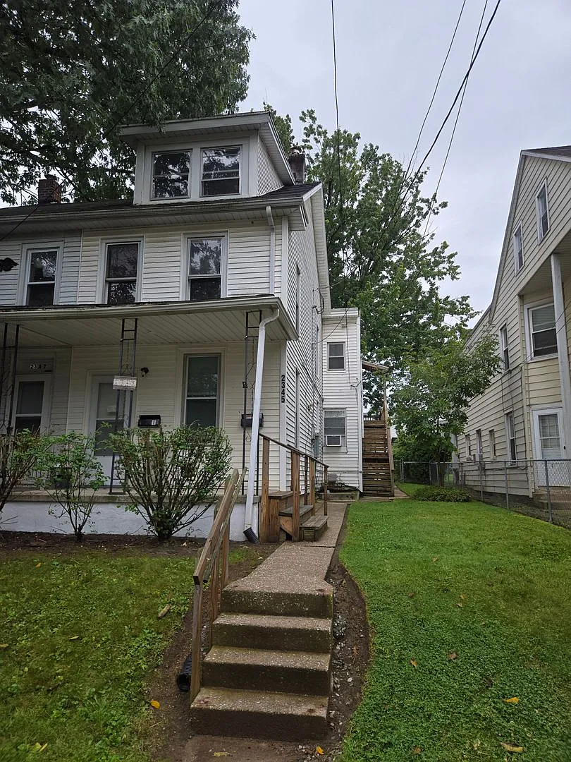 Central Dauphin School District 2nd floor 2 Story Apartment with 2 Bedrooms and 1 Bathroom. — Photo 2