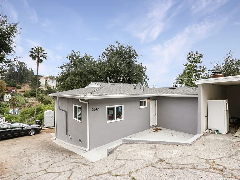 2042 N Alvarado St — Photo 5