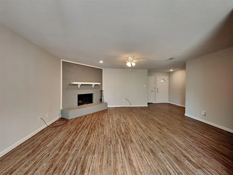549 Park Center Blvd — Photo 2