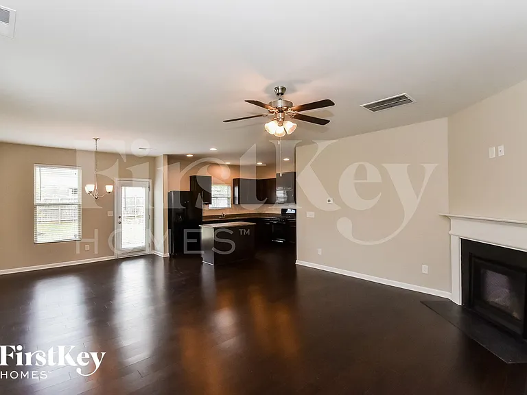 584 Dasheill Ln — Photo 2