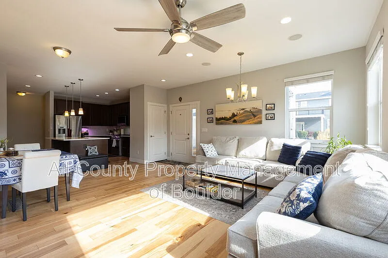 4 bed, 3.5 bath, 2303 sqft, $2,850 — Photo 4