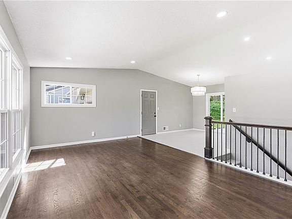 3rd image of 9939 Campbell St