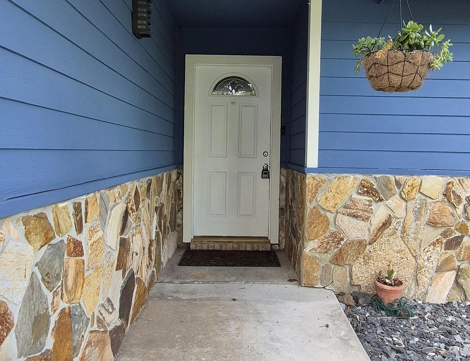 3 bed, 2.0 bath, 1439 sqft, $1,900 — Photo 3