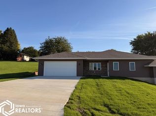 903 Iowa Dr, Manning, IA 51455