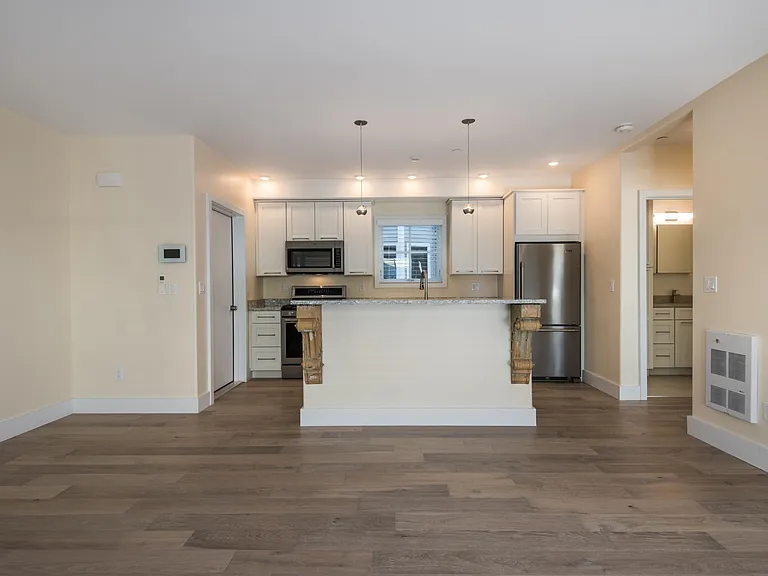 52 Wilmot St #1R — Photo 4
