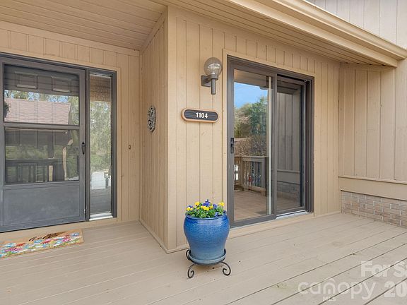3rd image of 1104 Red Oak Dr