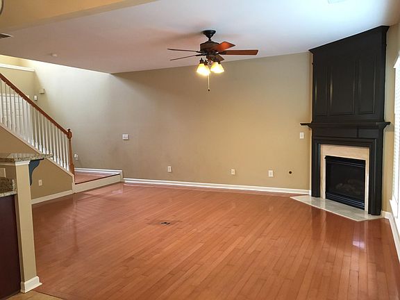 3rd image of 422 Lazy Creek Ln