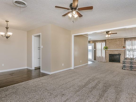 3rd image of 1704 Holly Ln
