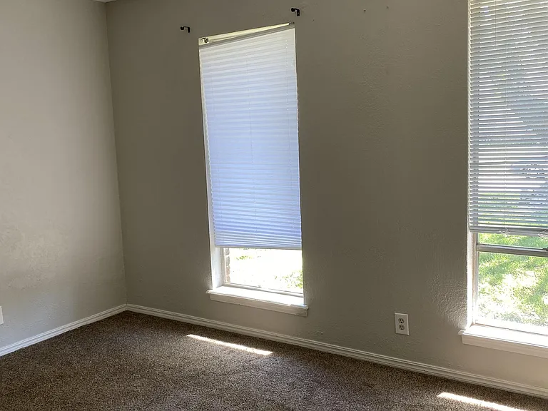429 E Hillcrest Ln — Photo 14