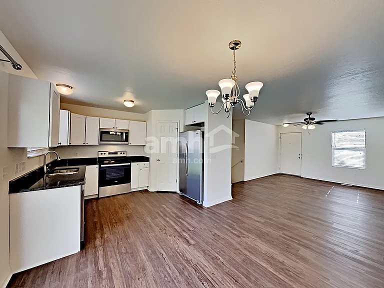 4384 N Maple Dr — Photo 4
