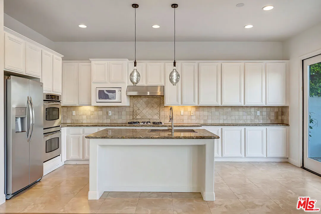 4 bed, 3.0 bath, 2438 sqft, $8,500 — Photo 2