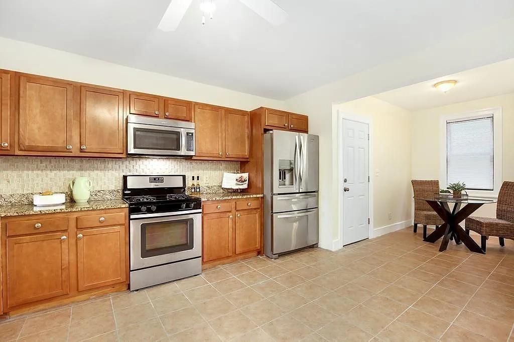 3 bed, 895 sqft, $1,100 — Photo 2
