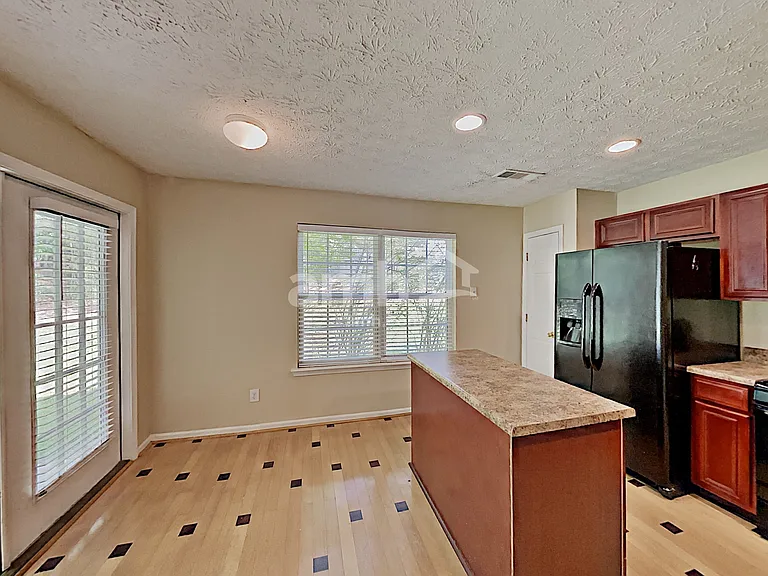 214 Oak Grove Ln — Photo 3