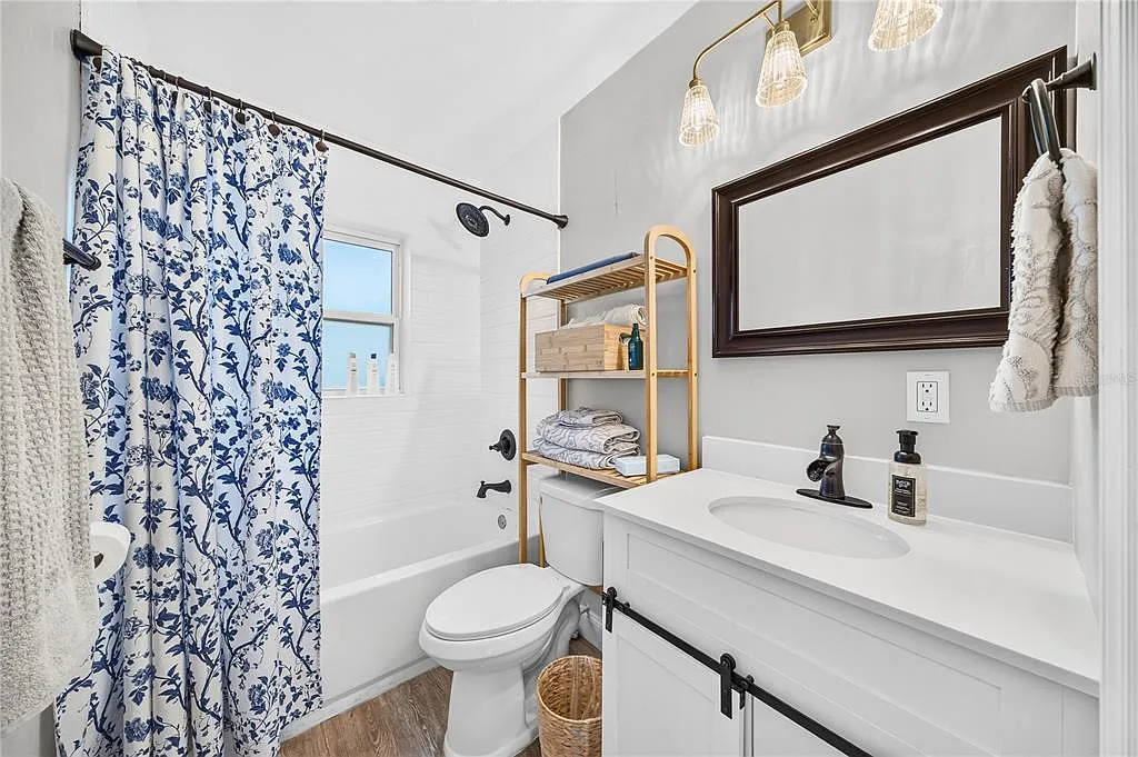 2 bed, 1.0 bath, 976 sqft, $2,500 — Photo 3