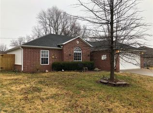 680 Red Oak St, Gentry, AR 72734