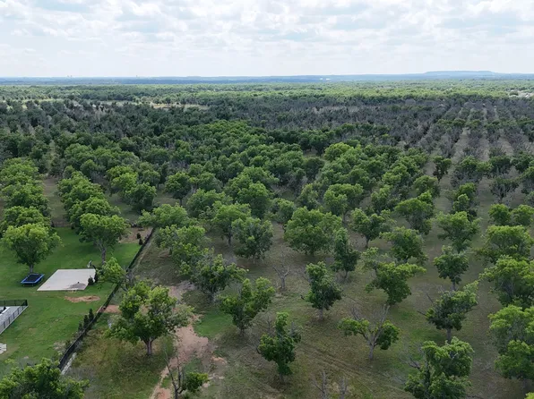 8317 W Landings Rd, Granbury, TX 76049