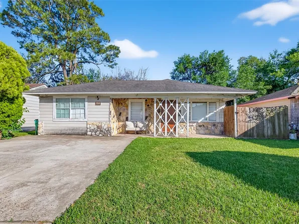 504 N Circle Dr, Baytown, TX 77520