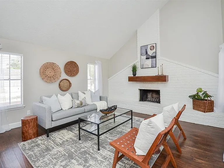 22118 Fincastle Dr — Photo 2