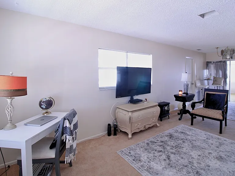 10321 Larchmont Pl N — Photo 3