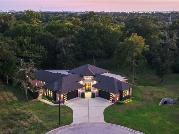 2900 E Embers Ct, Bryan, TX 77808