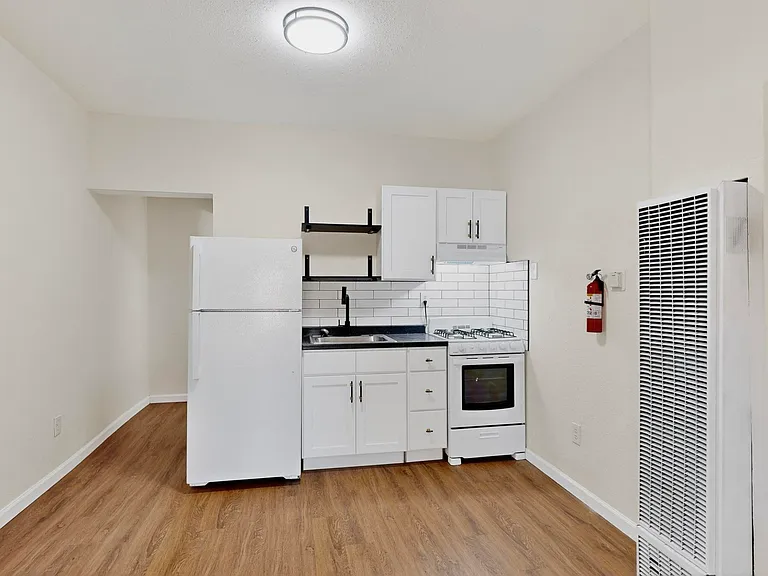 424 Broadway Blvd SE — Photo 1
