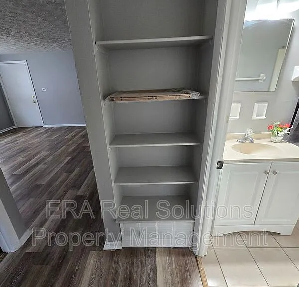 281 S Napoleon Ave #B — Photo 11