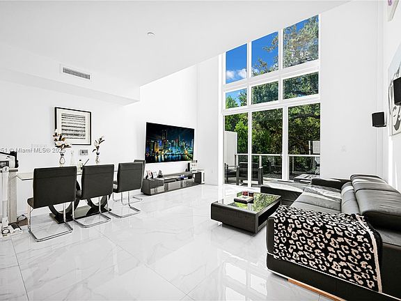 2nd image of 455 Ne 39 Street