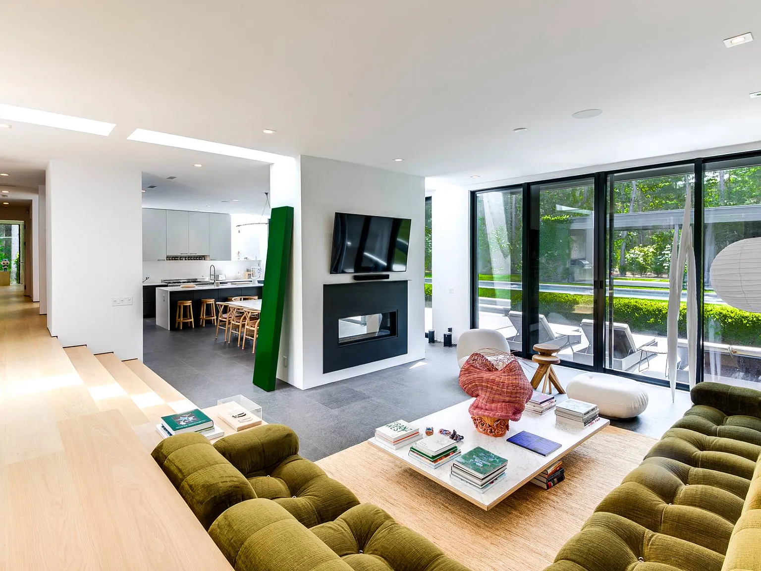 Modern Hamptons Retreat on Park Like 2.4 Acres — Photo 4
