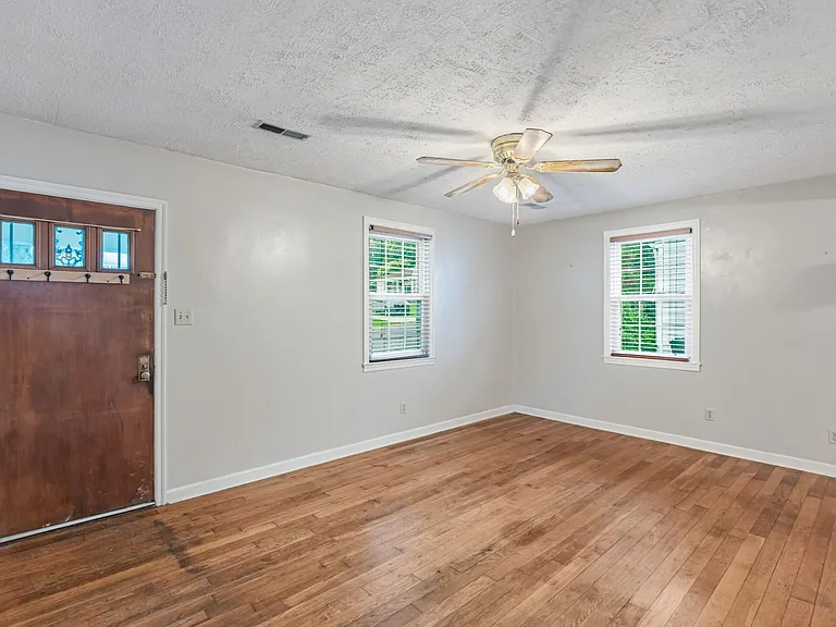 1315 E Red Bud Rd — Photo 6