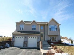 N6713 Hunter Dr, Pardeeville, WI 53954