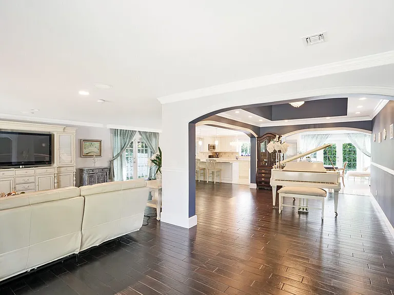 17 E Ocean Ave — Photo 9