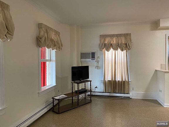 4th image of 613 Oradell Ave