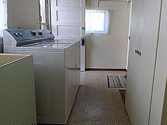 laundry rm washer/dryer incl