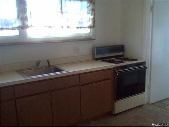 2nd image of 324 Lytle Pl