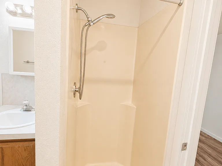 1060 N Lincoln Way — Photo 7