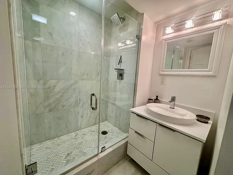 2555 Collins Ave #1400 — Photo 16