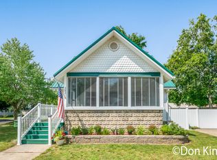 303 Sigsbee St, Rockford, MI