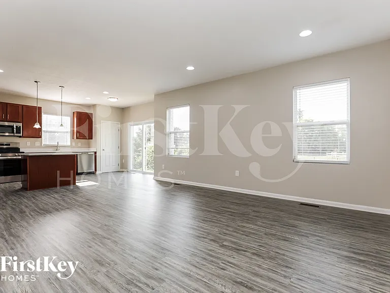 1624 Rosemore Ln — Photo 3