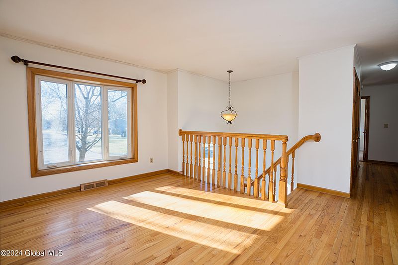 4th image of 86 Springhollow Drive