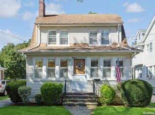 28 Hill St, Floral Park, NY 11001