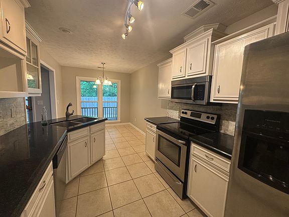 4th image of 828 Oakwood Dr