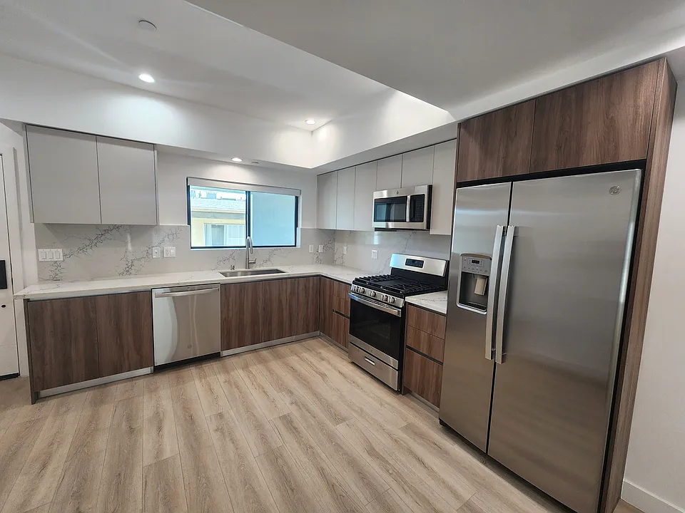 6061 Fulton Ave #8