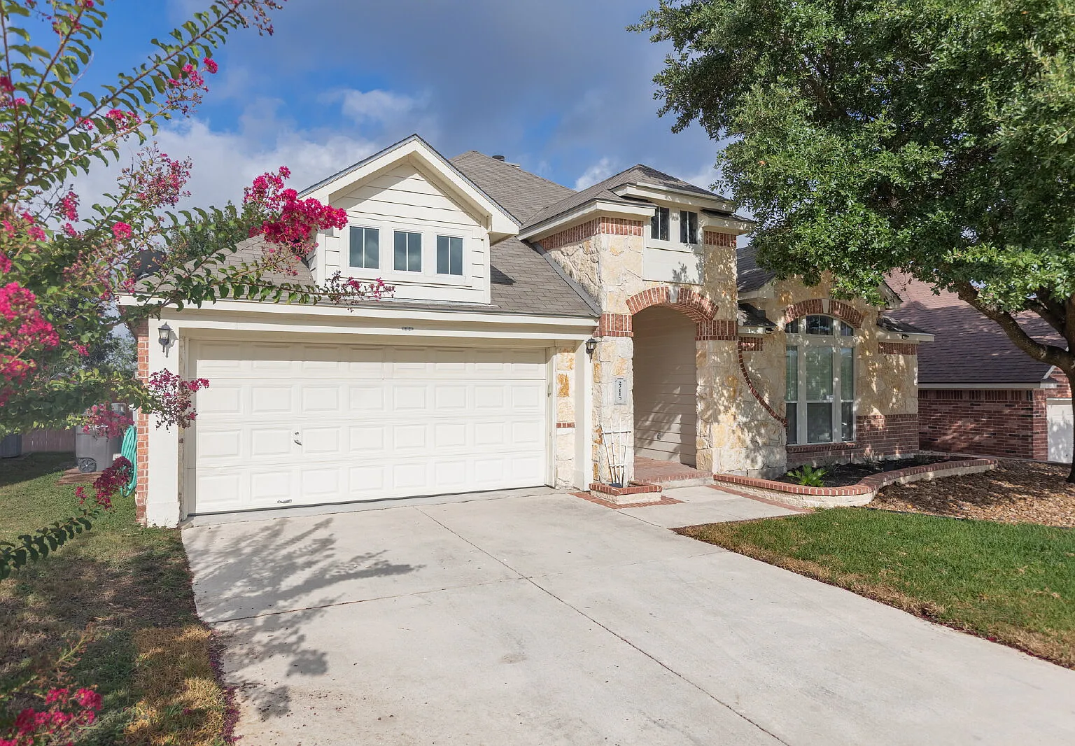 3 bed, 2.0 bath, 2267 sqft, $2,500 — Photo 2